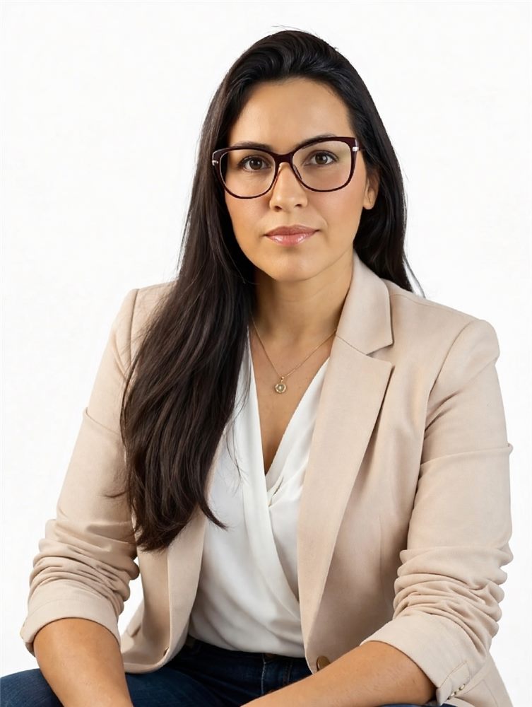 Cris Guimarães, psicóloga e pedagoga, sentada de forma acolhedora